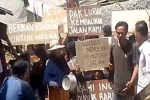 PULUHAN WARGA PROTES JALAN DITUTUP SEPIHAK
