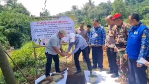 SAMISADE CAIR, PEMDES KEMANG BANGUN JEMBATAN DENGAN VOLUME PANJANG SEMBILAN METER