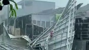 HUJAN ES DAN PUTING BELIUNG MELANDA 3 KECAMATAN