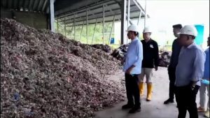 JARO ADE JANJI AKAN SELESAIKAN MASALAH SAMPAH