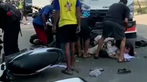 TRUK TABRAK 6 SEPEDA MOTOR YANG DI KENDARAI PELAJAR