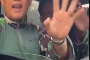 VIRAL ROMBONGAN TNI BERSELISIH DENGAN PENGENDARA WANITA