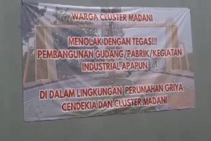 WARGA PERUMAHAN GUNUNG SINDUR DIANCAM DENGAN GOLOK VIRAL DI MEDIA SOSIAL