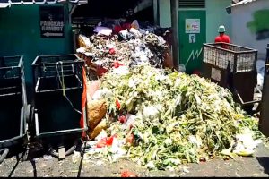 SAMPAH MENUMUK DI PASAR CISARUA KAWASAN WISATA PUNCAK KECAMATAN CISARUA