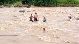 EVAKUASI LIMA ANAK TERJEBAK BANJIR BERLANGSUNG DRAMATIS