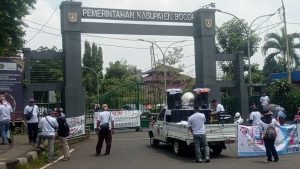 TOLAK PABRIK TISU, WARGA PERUMAHAN DI GUNUNGSINDUR DEMO KANTOR PEMKAB BOGOR