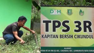SEJUMLAH WARGA DI KELURAHAN CIKUNDUL KOTA SUKABUMI GOTONG ROYONG AKTIFKAN PENGELOLAAN SAMPAH
