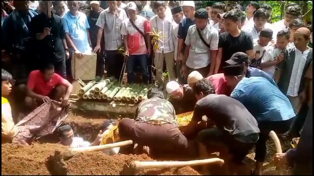 isak tangis keluarga pecah saat jenazah di makamkan