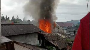 konsleting listrik, rumah warga terbakar