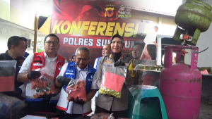 kerugian negara ditaksir milyaran rupiah, Satreskrim polres sukabumi kota sukabumi berhasil menggerebek pabrik pengoplosan lpg di gunungguruh kabupaten sukabumi
