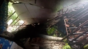 matrial longsor setinggi piluhan meter timpa rumah warga desa loji kabupaten sukabumi