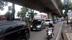 panik hindari kejaran matel, pengemudi mobil senggol pengendara motor