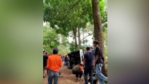 pengemudi tidak mengusai medan, kendaraan terguling