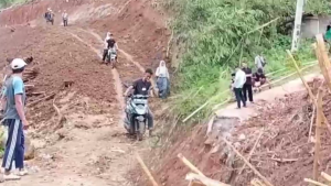 DESA JAMPANGTENGAH KABUPATEN SUKABUMI BANGUN AKSES PASCA JALAN LONGSOR