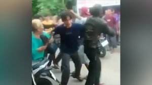 Aksi Emak Emak Ikut Hakimi Pelaku Curanmor Di Jonggol Kabupaten Bogor