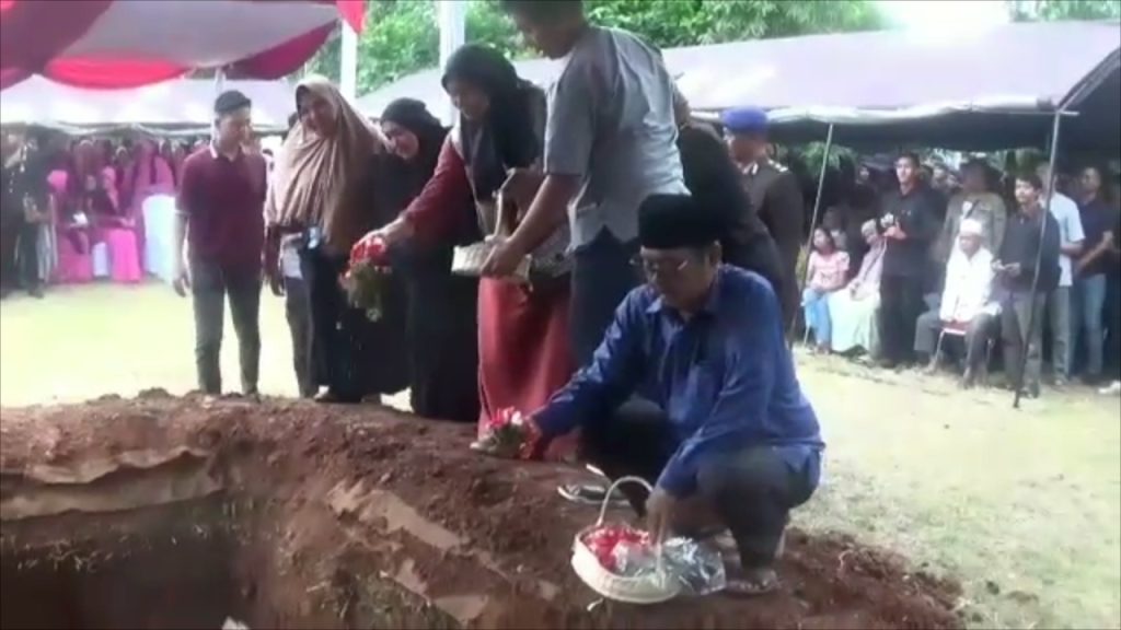 Suasana Haru Proses Pemakaman Brigadir Iqbal Ibunda Nyaris Pingsan
