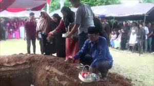 Suasana Haru Proses Pemakaman Brigadir Iqbal Ibunda Nyaris Pingsan