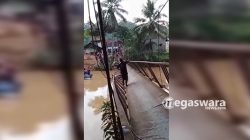 Kabel Seling Putus, Lima Sepeda Motor Terjebak di Jembatan Gantung Cibugel