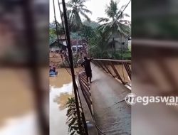 Kabel Seling Putus, Lima Sepeda Motor Terjebak di Jembatan Gantung Cibugel