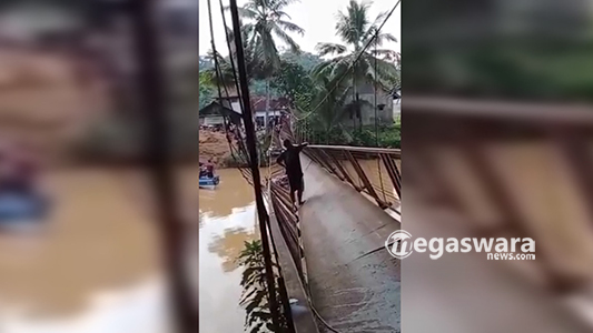 Kabel Seling Putus, Lima Sepeda Motor Terjebak di Jembatan Gantung Cibugel