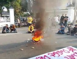 BEMNUS Gelar Aksi Depan Pendopo Kabupaten Sukabumi, Menyoroti Pelayanan Publik Daerah