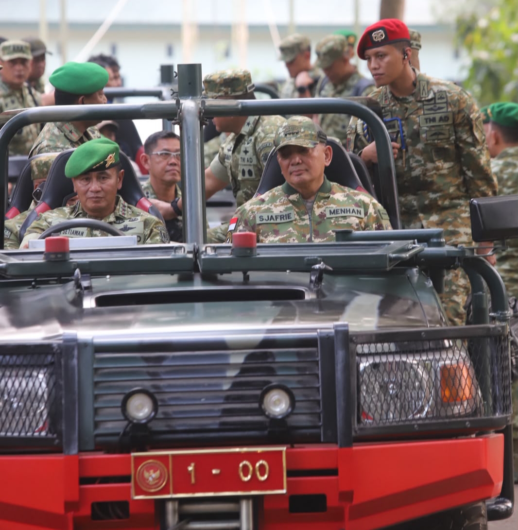 Menhan Sjafrie bersama Prajurit TNI  di Bandung 