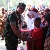 Dandim 0607/Kota Sukabumi Santuni Anak Yatim Piatu Usai Resmikan Jembatan Gantung PRIMA JANTAKE