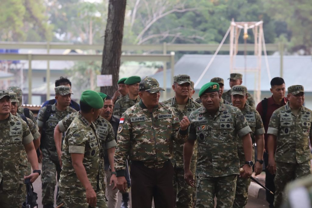 Menhan Sjafrie bersama Prajurit TNI di Bandung
