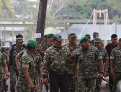 Menhan Sjafrie bersama Prajurit TNI di Bandung