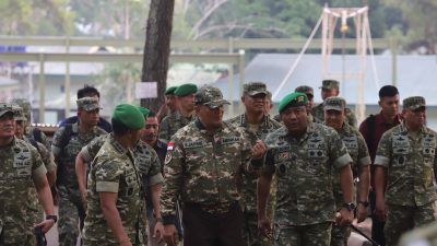Menhan Sjafrie bersama Prajurit TNI di Bandung