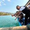 Kasat Reskrim Polres Sukabumi, Iptu Dudi Suharyana, bersama Dinas Perikanan Kabupaten Sukabumi dan HNSI melepas 59.980 Benih Bening Lobster (BBL) j