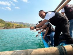 Kasat Reskrim Polres Sukabumi, Iptu Dudi Suharyana, bersama Dinas Perikanan Kabupaten Sukabumi dan HNSI melepas 59.980 Benih Bening Lobster (BBL) j