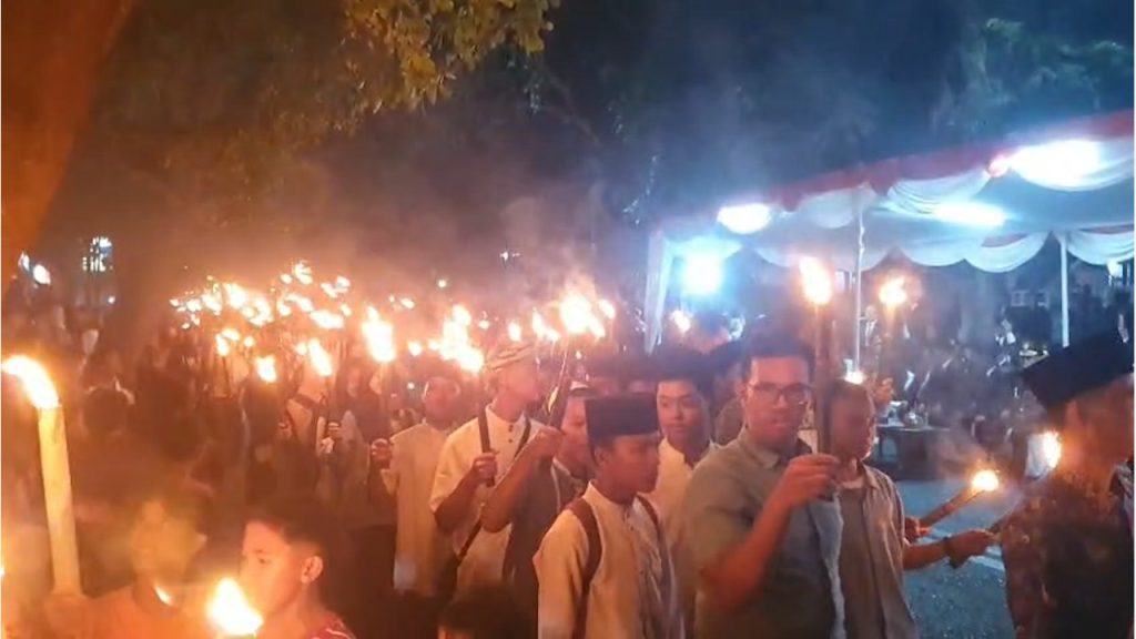 Ribuan Obor Terangi Palabuhanratu dalam Tradisi Malam Taptu HUT RI ke-81