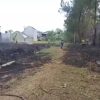 LAHAN KOSONG DI BALANDONGAN SUKABUMI TERBAKAR, DIDUGA AKIBAT PEMBAKARAN SISA TEBANGAN