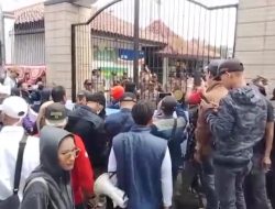 Ratusan Wartawan Gelar Aksi di Kejari Kabupaten Sukabumi, Tuntut Kasi Intel Dicopot