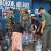 TNI Salurkan Ribuan Liter Air Bersih untuk Warga Cibadak