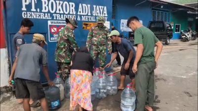 TNI Salurkan Ribuan Liter Air Bersih untuk Warga Cibadak