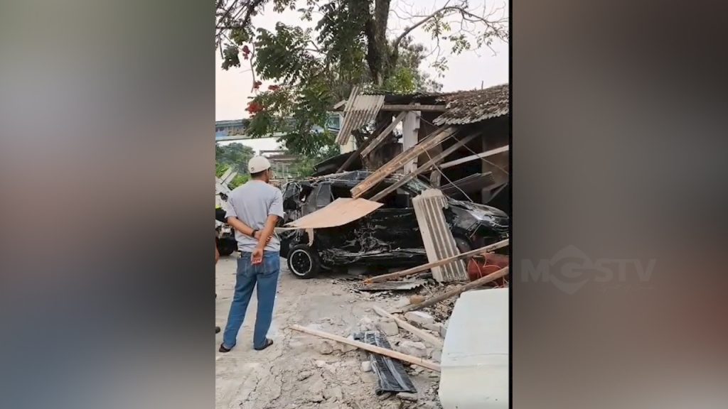 Truk Boks Tabrak Minibus dan Bengkel di Megamendung