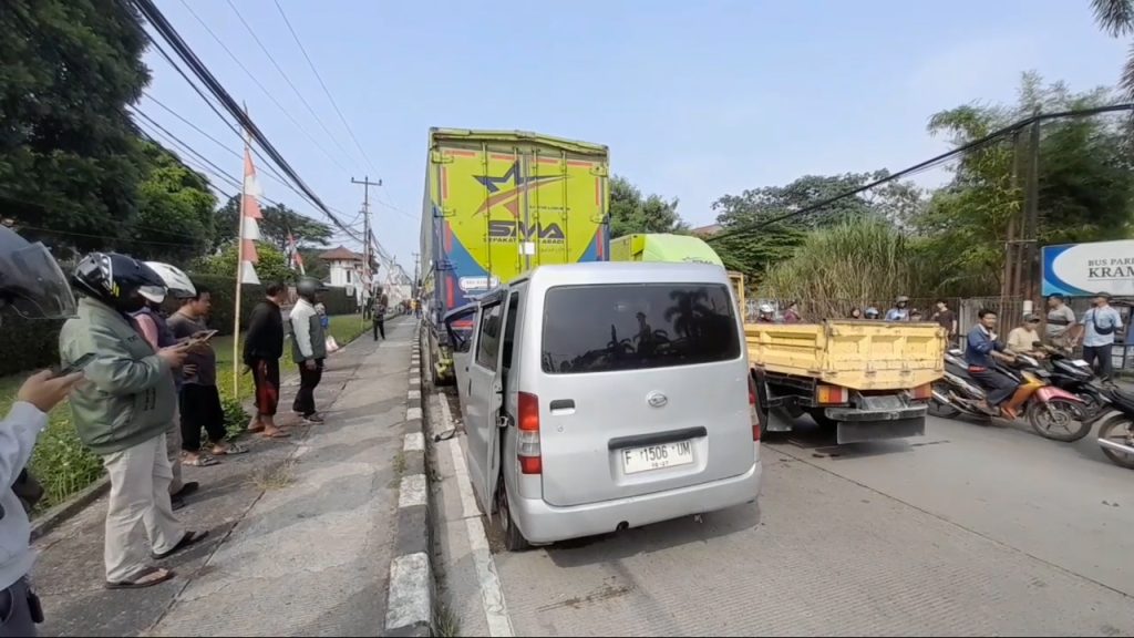 Grand Max Hantam Truk Wing Box yang Mogok di Caringin, Sopir Sempat Terjepit