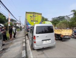 Grand Max Hantam Truk Wing Box yang Mogok di Caringin, Sopir Sempat Terjepit