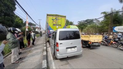 Grand Max Hantam Truk Wing Box yang Mogok di Caringin, Sopir Sempat Terjepit