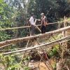 Jembatan Bambu Jadi Akses Warga Muarasari, Diminta Dibangun Permanen