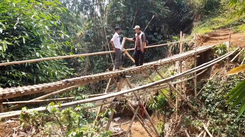 Jembatan Bambu Jadi Akses Warga Muarasari, Diminta Dibangun Permanen