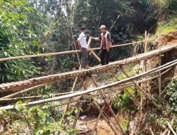 Jembatan Bambu Jadi Akses Warga Muarasari, Diminta Dibangun Permanen