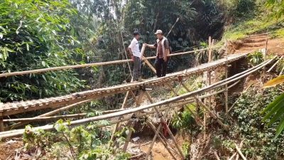 Jembatan Bambu Jadi Akses Warga Muarasari, Diminta Dibangun Permanen