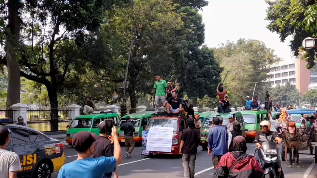 Sopir Angkot Demo di Balai Kota Bogor