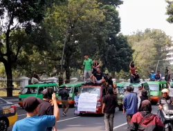 Sopir Angkot Demo di Balai Kota Bogor