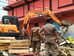 Satpol PP Bongkar 79 Bangunan di Pasar Cisarua Bogor