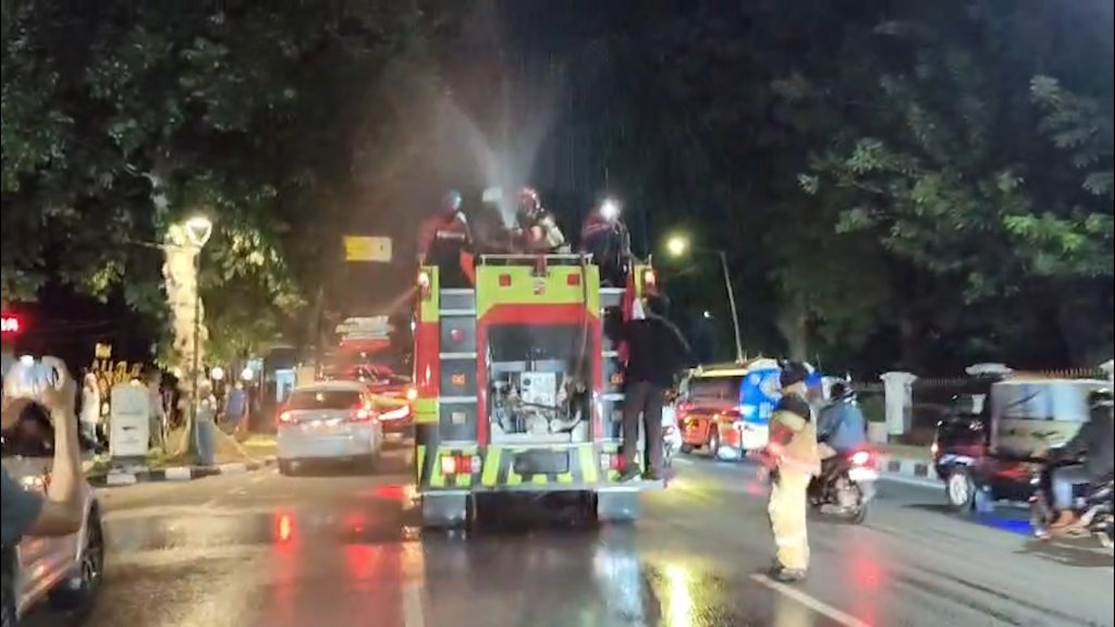 Abu Vulkanik Selimuti Kota Bogor, Jenal Mutaqin Turun Tangan Basahi Jalan