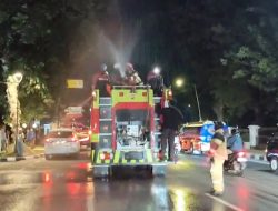 Abu Vulkanik Selimuti Kota Bogor, Jenal Mutaqin Turun Tangan Basahi Jalan